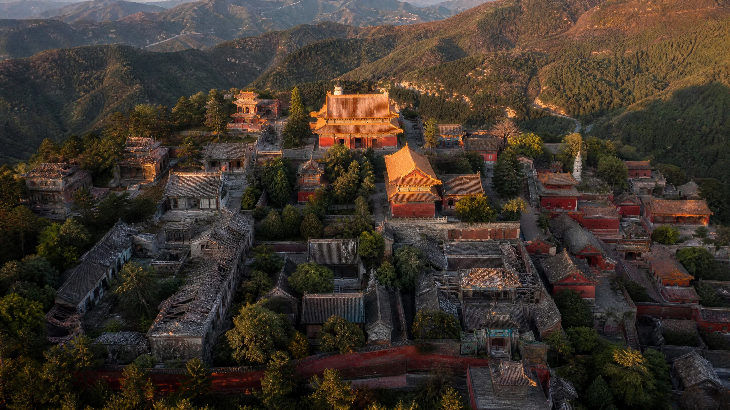 古建筑修复保护基金项目航拍图，展示修复前后的建筑群