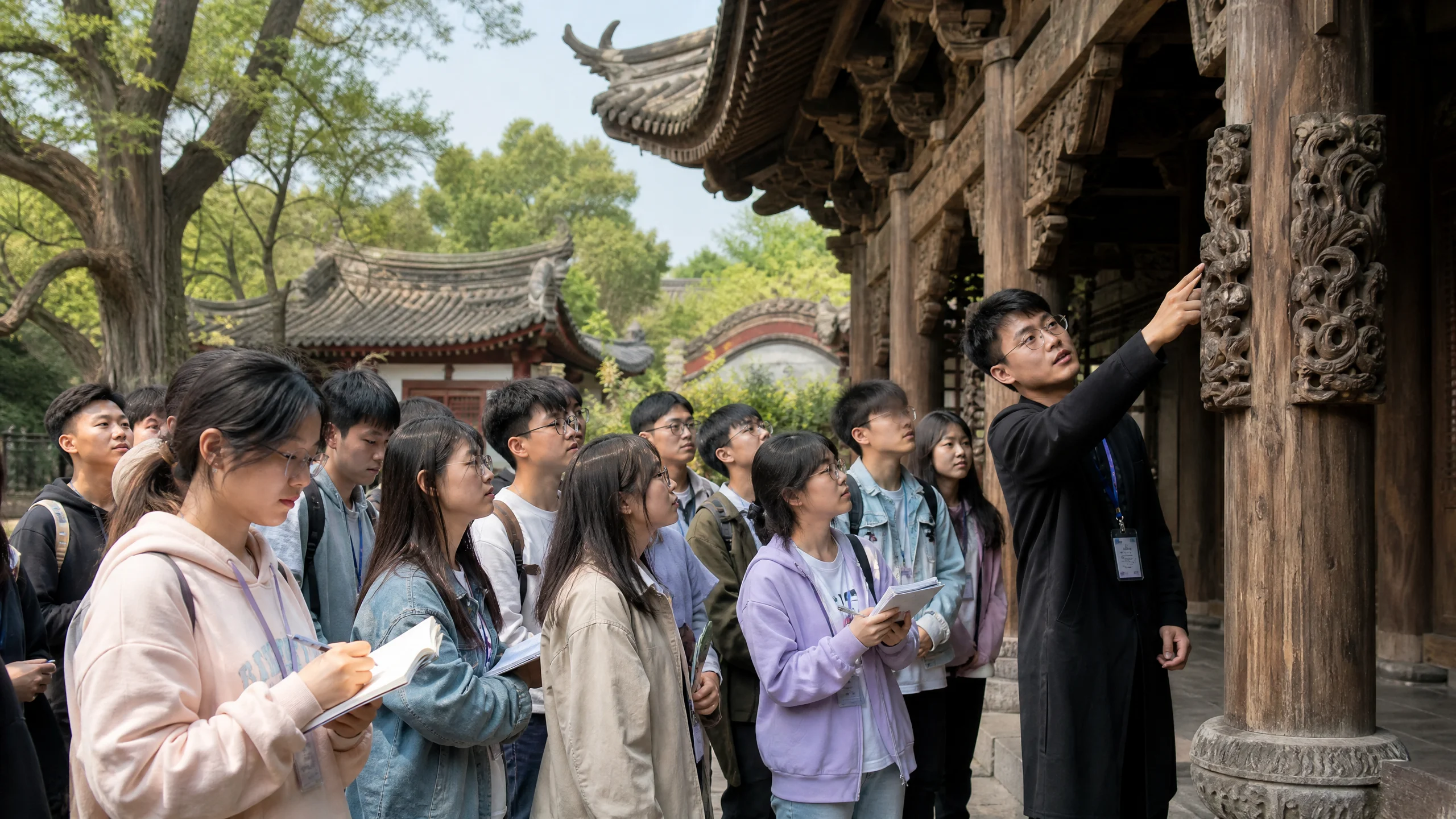 学员在​古建筑群中进行实地研学考察